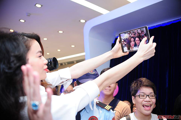 Chụp ảnh selfie cùng fan hâm mộ với chiếc Galaxy Tab S 8,4 inch.