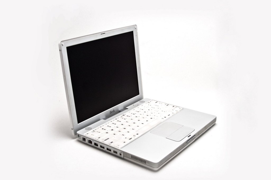 Laptop iBook được nâng cấp năm 2001, thay đổi đáng chú ý nhất là Apple không dùng các màu sắc rực rỡ nữa