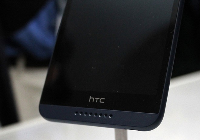 Cận cảnh HTC Desire 816, phablet "iPhone 5c" của HTC: Máy gọn, đẹp, camera trước "khủng"