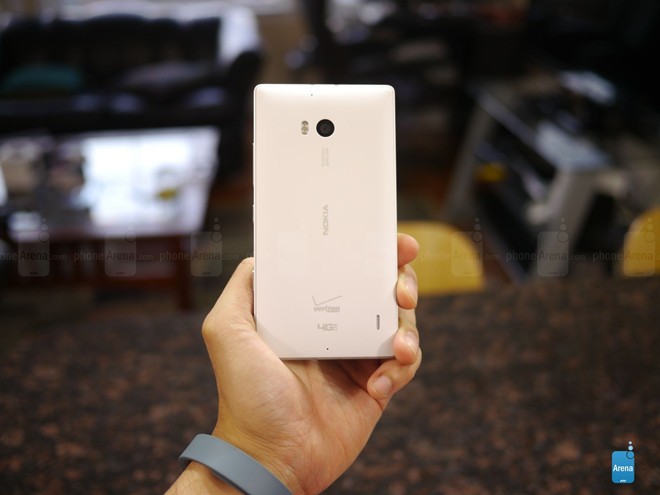 Lumia Icon được trang bị camera PureView lên tới 20MP với cảm biến BSI 1/2.5”, khẩu độ f/2.4, hỗ trợ công nghệ ổn định hình ảnh quang học OIS và đèn flash LED kép. Giống như Lumia 1520 và Lumia 1020, Lumia Icon có thể chụp các bức ảnh chất lượng cao ở độ phân giải 5MP giúp người dùng chia sẻ dễ dàng hơn. Ngoài ra, Nokia cũng cài đặt sẵn một loạt các ứng dụng hỗ trợ chụp và chỉnh sửa ảnh/video như Nokia Camera, Creative Studio, Cinemagraph…