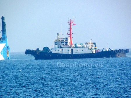 Toàn cảnh quá trình bốc dỡ tàu ngầm Kilo Hà Nội ở Cam Ranh