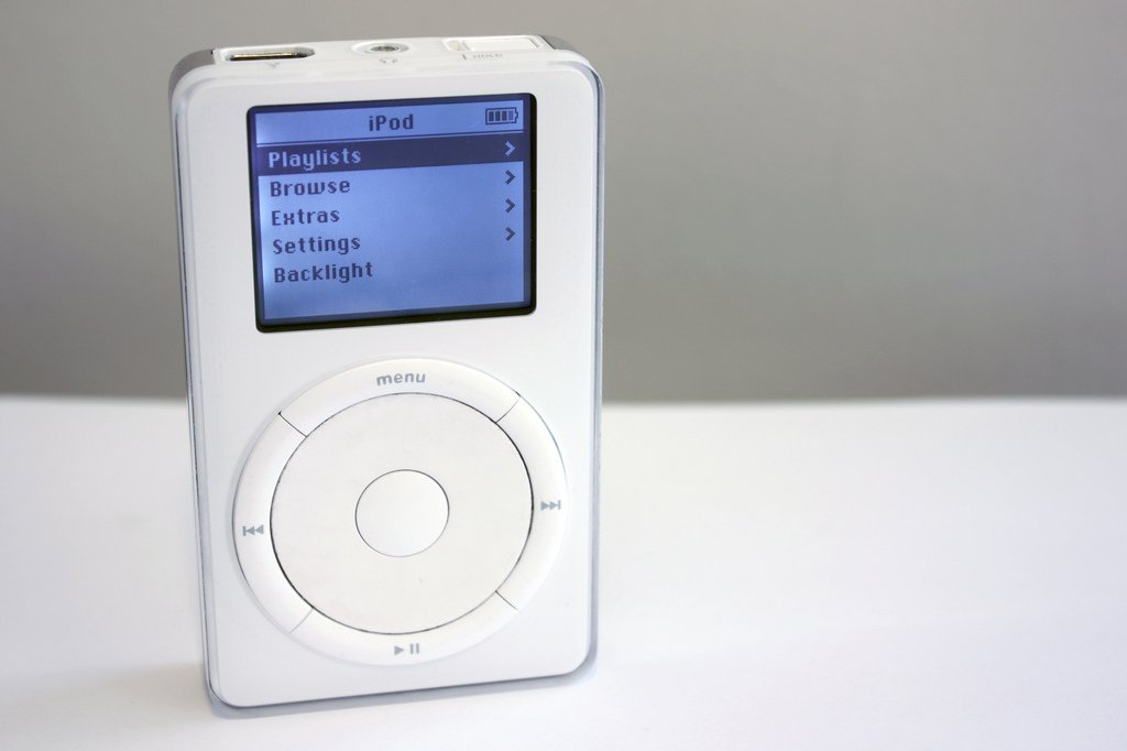 Cùng năm đó, Apple giới thiệu một trong những thiết bị thành công nhất: máy nghe nhạc iPod