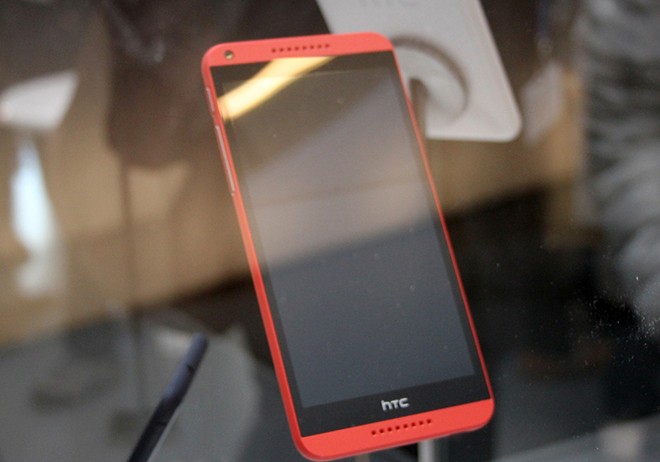 Dự kiến, HTC Desire 816 sẽ được bán tại Trung Quốc vào tháng sau với 6 phiên bản màu bao gồm đen, trắng, cam, xanh lá, xanh dương đậm và xám. Giá bán chính xác của chiếc phablet tầm trung này vẫn chưa được tiết lộ.