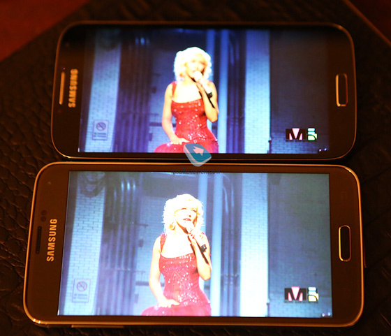 Galaxy S5 at the bottom vs Galaxy S4 during video display
