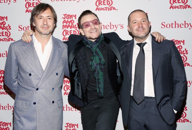 Nhà thiết kế Marc Newson, ca sĩ Bono và Phó chủ tịch phụ trách thiết kế Jonathan Ive.