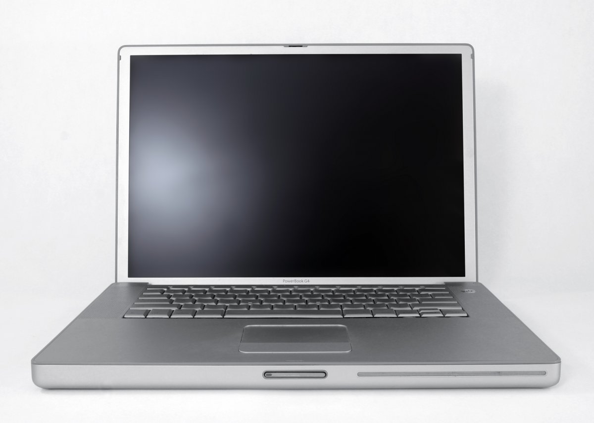 Năm 2003, Apple ra mắt laptop khung nhôm đầu tiên, PowerBook G4, ngoài ra còn có phiên bản titan.