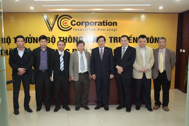 Bộ trưởng Bộ Thông tin & Truyền thông Nguyễn Bắc Son và các lãnh đạo cấp cao chụp ảnh lưu niệm cùng lãnh đạo VCCorp sau buổi thăm và làm việc tại Công ty.