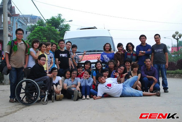 Vũ Ngọc Anh (ngồi xe lăn) trong một chương trình tình nguyện tại Hà Giang