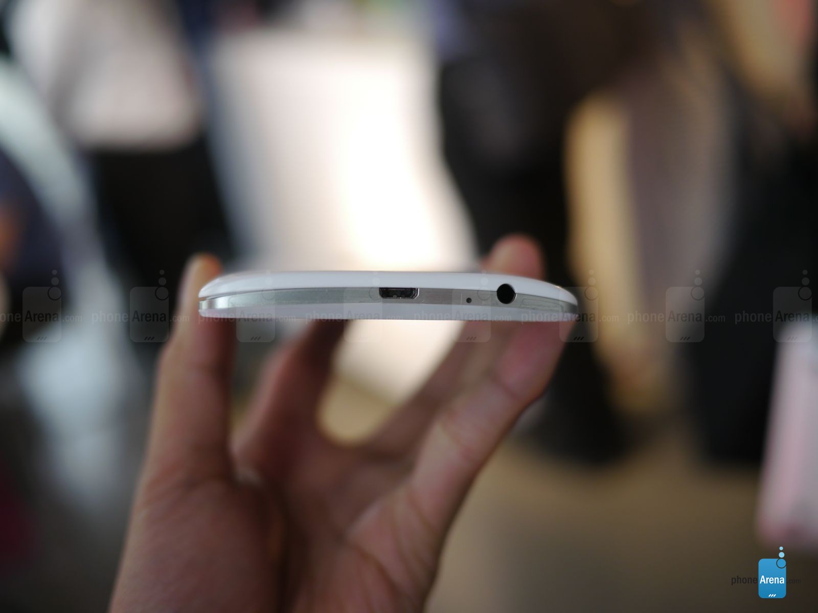 Đỉnh dưới của LG G3 là cổng cắm tai nghe 3,5 mm, cổng kết nối microUSB và lỗ microphone.