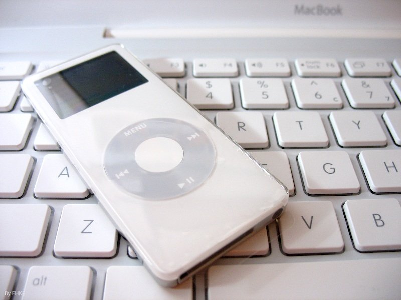 iPod Nano thế chỗ iPod mini và mở ra kỷ nguyên của máy nghe nhạc MP3 siêu nhỏ.