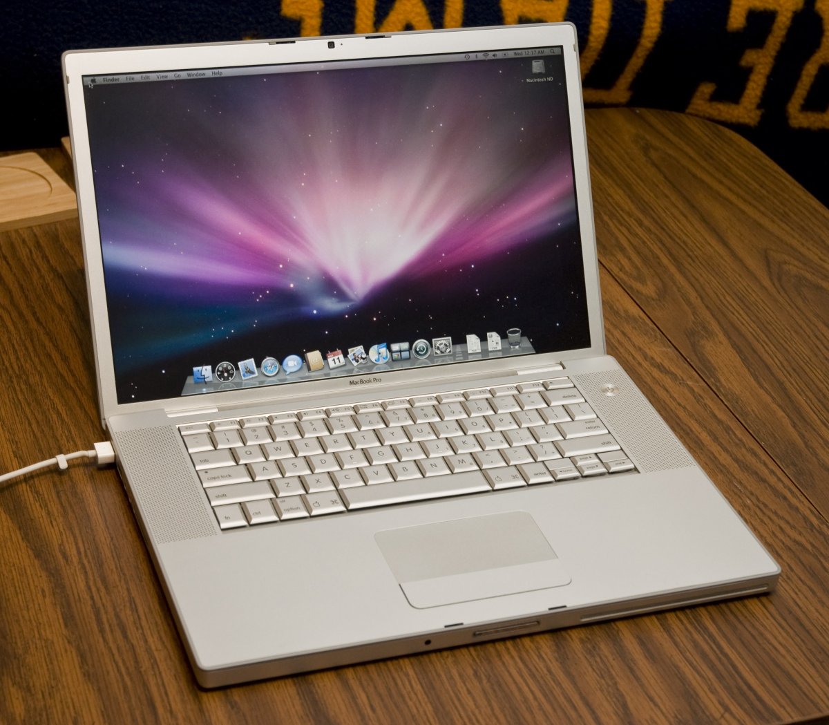 Mẫu MacBook Pro đầu tiên ra đời năm 2005, hiện đây là laptop chủ lực của Apple
