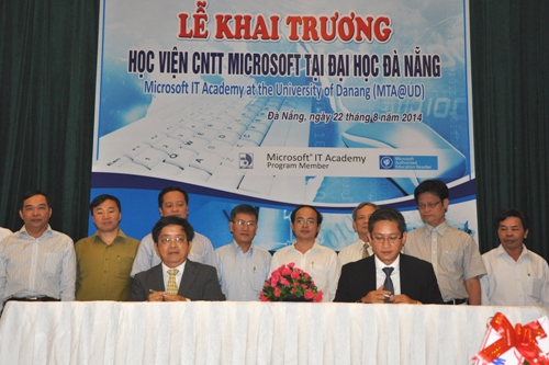 Giám đốc Đại học Đà Nẵng Trần Văn Nam( bên trái) và Tổng giám đốc Microsoft Việt Nam, Vũ Minh Trí (bên phải) ký kết thỏa thuận hợp tác ứng dụng CNTT vao quản lý giáo dục.