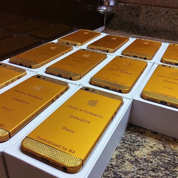 Hiện chưa có thông tin chính thức nào về giá bán cũng như số lượng iPhone 5s mạ vàng mà chủ nhân của bữa tiệc đã dành tặng cho khách mời.