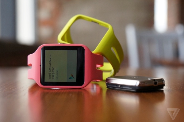 Khi Google ra mắt Android Wear, Sony thẳng thừng tuyên bố vẫn sẽ tiếp tục sử dụng phần mềm smartwatch do mình tự phát triển. Trong ngày hôm nay, công ty Nhật Bản đã xóa bỏ tuyên bố này khi ra mắt chiếc SmartWatch 3 chạy Android Wear.