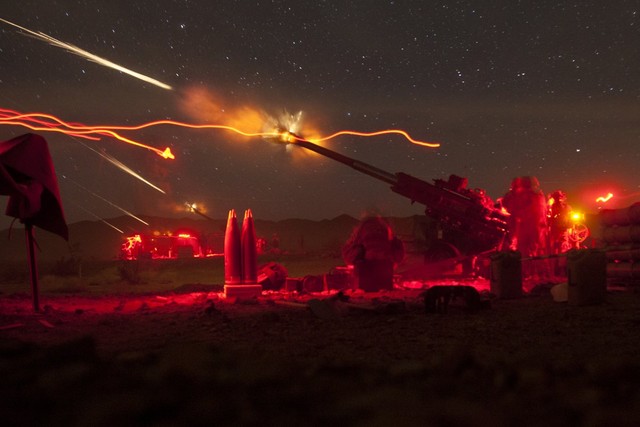 Bích kích pháo hạng nhẹ M777A2 của Lính thủy đánh bộ Mỹ xả đạn sáng rực bầu trời trong cuộc tập trận Steel Knight ở California.