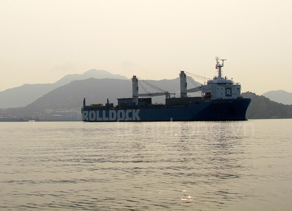 Tàu Rolldock Star neo ở vịnh Cam Ranh, giữa Mũi Hời và quân cảng Cam Ranh. Ảnh: Tiền Phong