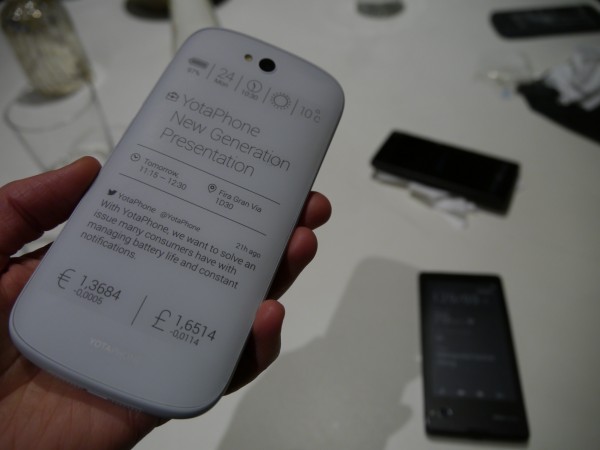 Điện thoại màn hình kép YotaPhone 2 chính thức ra mắt