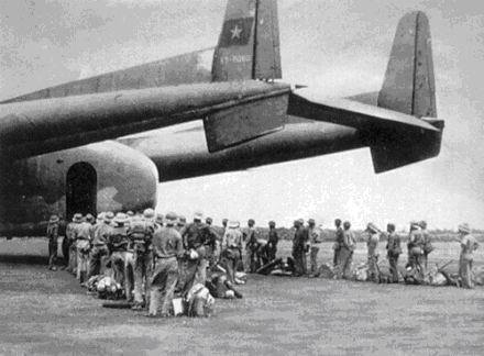 Bộ đội Việt Nam ở Campuchia chờ lên máy bay về nước chi viện cho biên giới phía Bắc