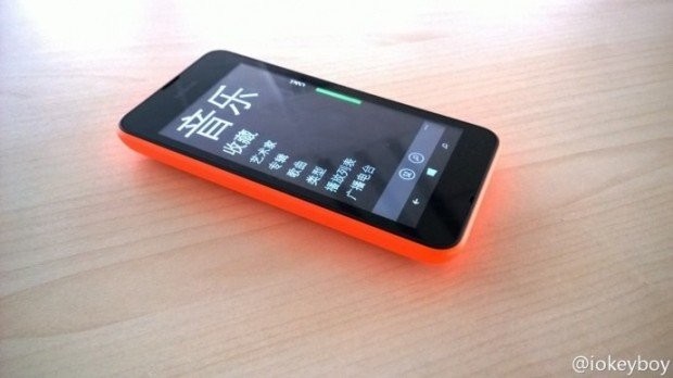 Smartphone giá rẻ kế nhiệm Lumia 525 lộ ảnh chụp thực tế