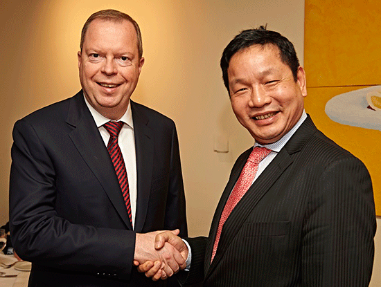 Ông Peter Terium, Tổng giám đốc RWE và ông Trương Gia Bình, Chủ tịch FPT bắt tay sau Lễ ký kết thỏa thuận tại Berlin.
