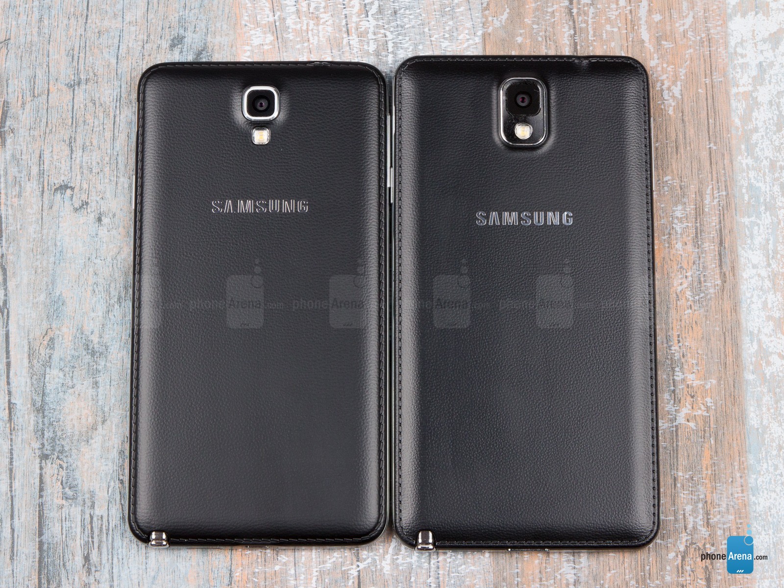 Mặt lưng của Galaxy Note 3 Neo cũng được áp dụng chất liệu nhựa giả gia tương tự như Galaxy Note 3.