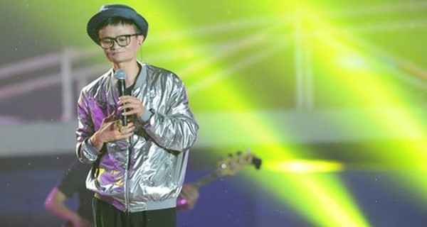 Jack Ma hát tại một sự kiện của Alibaba.