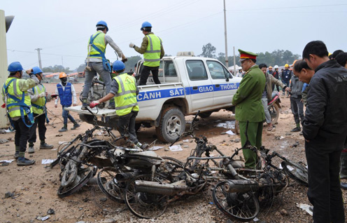 Hơn 20 xe máy bị thiêu rụi trong vụ hỗn chiến