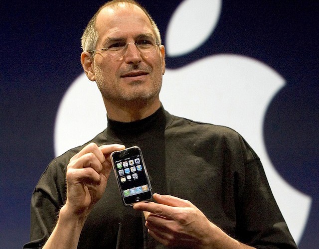 Steve Jobs giới thiệu iPhone vào ngày 9/1 tại San Francisco, Mỹ.