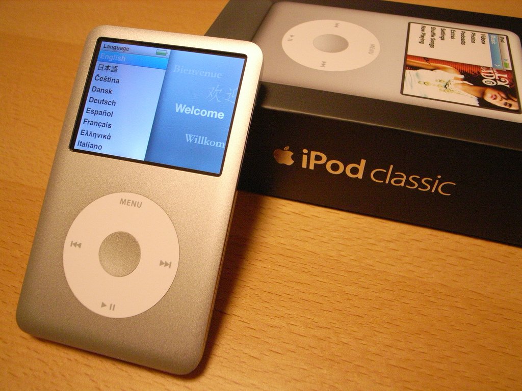 Vào năm này, iPod bước sang thế hệ thứ 6 và được đặt tên iPod Classic