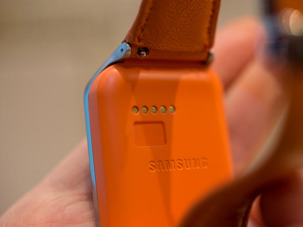 Điểm liên lạc bằng kim loại này có nghĩa là bạn cần 1 cái hộp sạc riêng để sạc pin cho smartwatch.