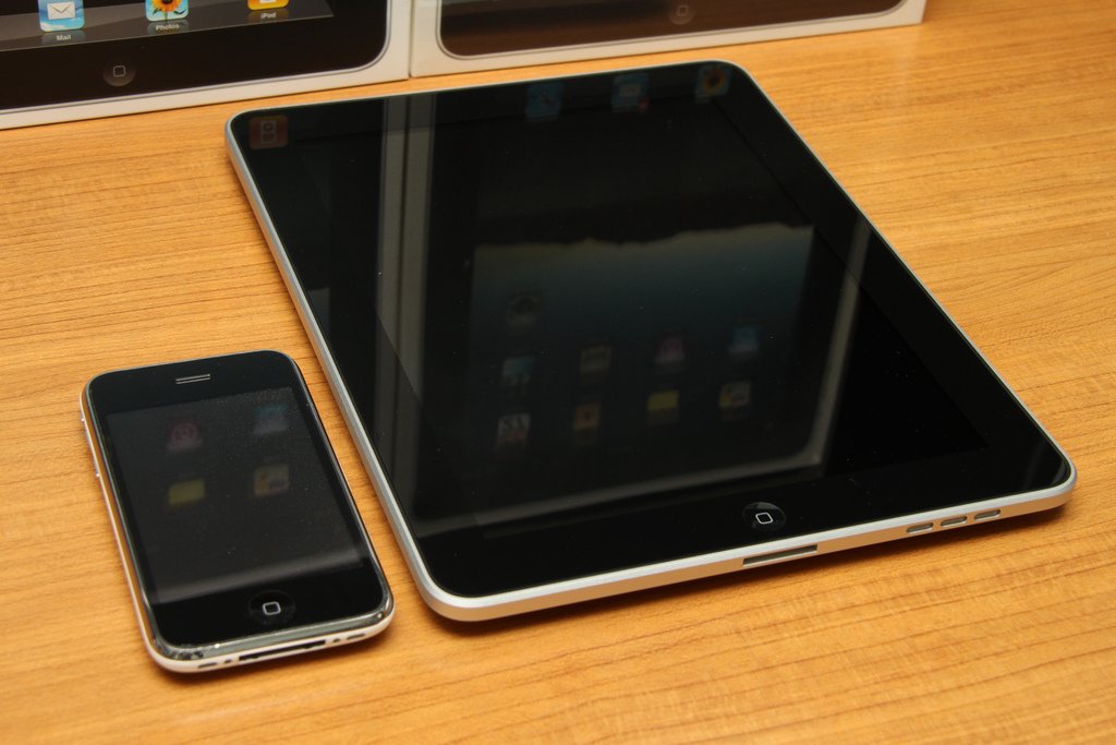 Năm 2010, iPad xuất hiện, được xem là phiên bản phóng lớn của iPhone
