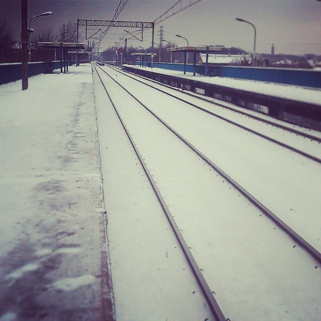 Đường xe lửa cũng được dịp diện áo mới với tuyết.