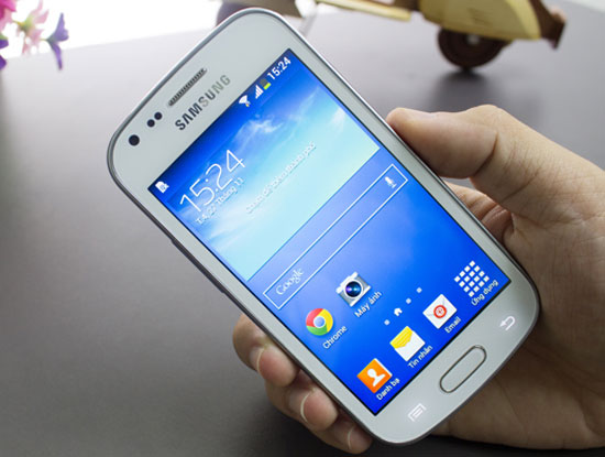 Samsung Galaxy Trend Plus có thiết kế các góc bo tròn nữ tính.