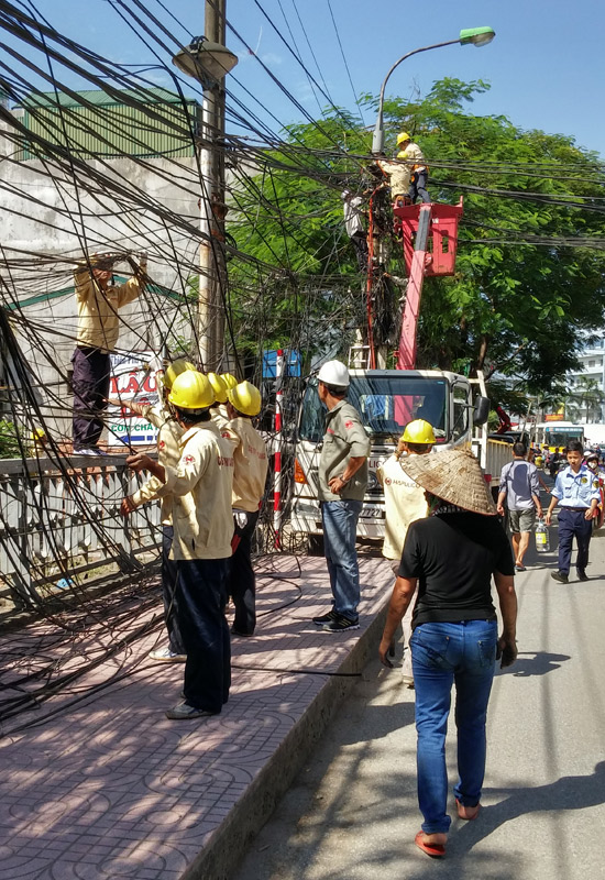 Cáp treo lủng lẳng luôn là nỗi hãi hùng của mỗi người dân Thủ đô.