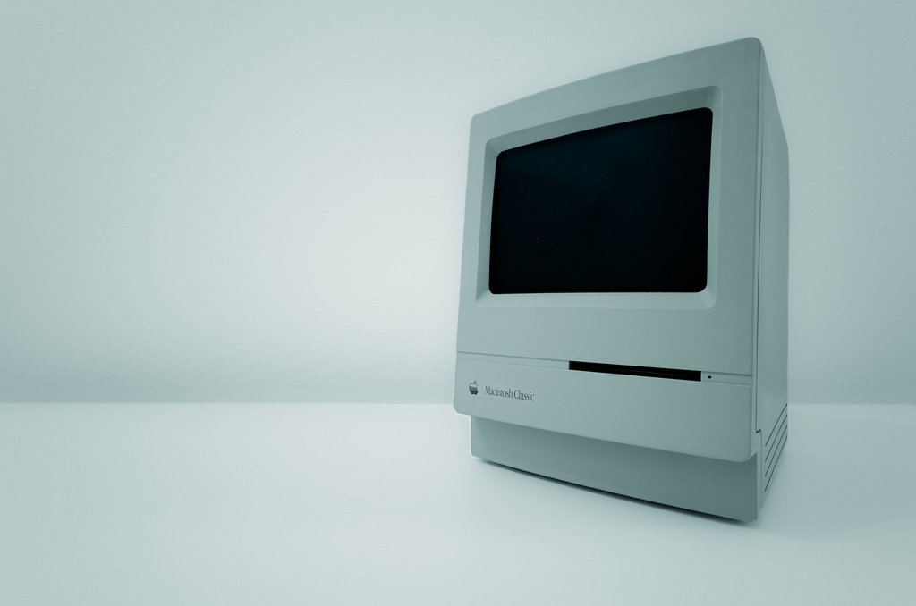 Năm 1984, Apple trình làng máy tính thương mại đầu tiên, Macintosh. Đây là thiết bị đánh dấu chặng đường khởi sắc của Apple.