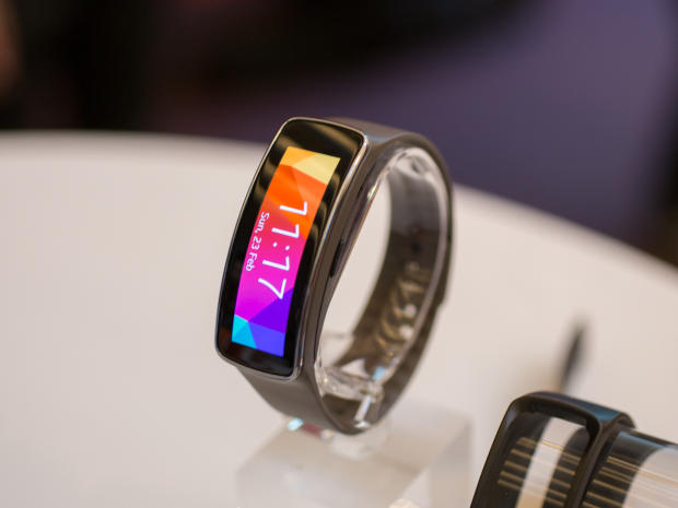 Gear Fit: Vòng đeo tay thông minh thiết kế đẹp của Samsung