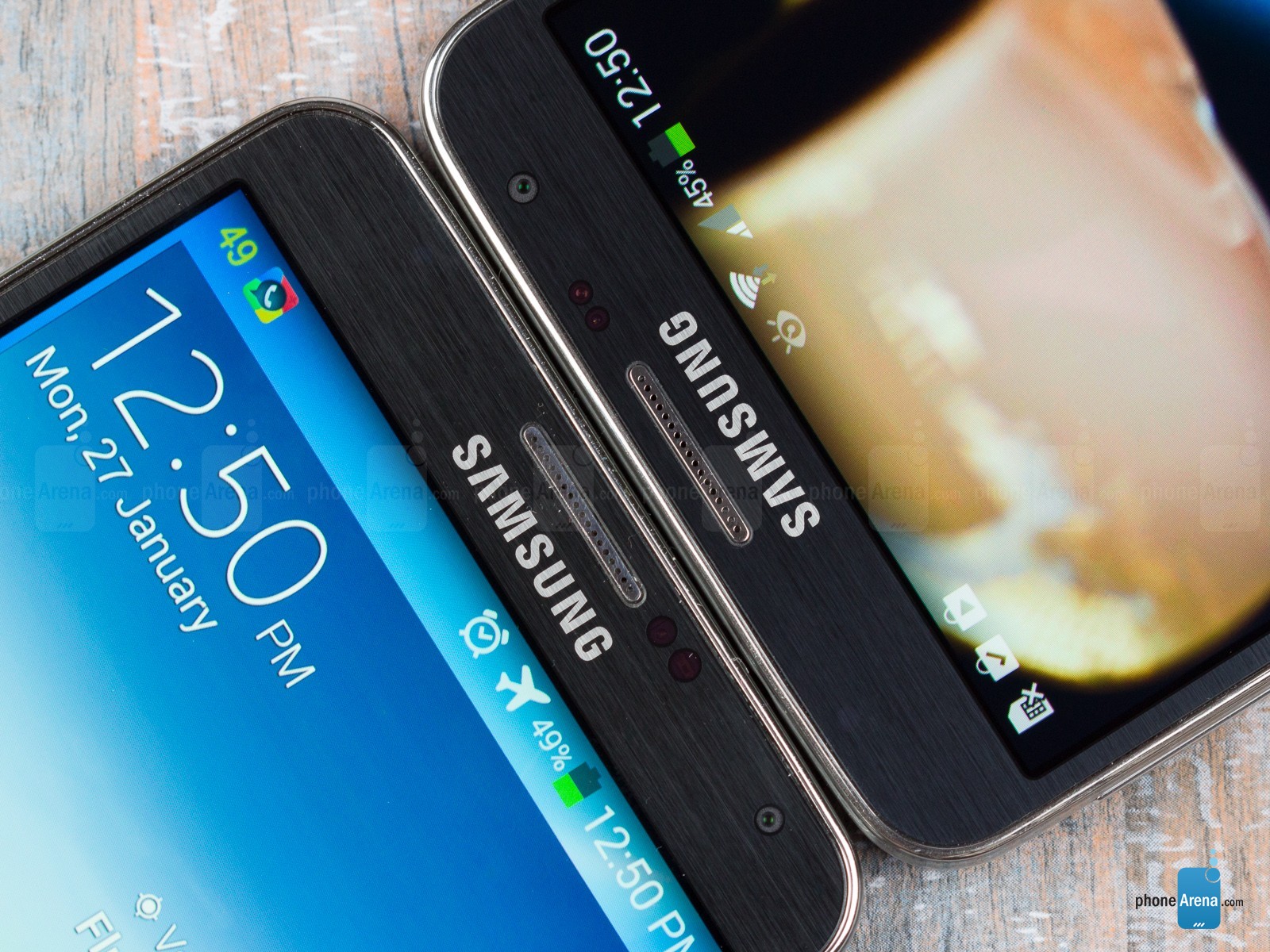 Vì hướng tới phân khúc giá rẻ hơn nên Galaxy Note 3 Neo chỉ được tích hợp màn hình 5,5 inch độ phân giải HD trong khi Galaxy Note 3 lại tự hào đem đến chất lượng hình ảnh mịn màng, sắc nét nhờ màn hình Full HD.