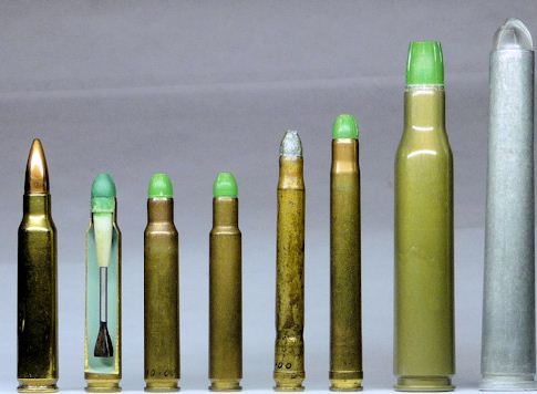 Một số mẫu đạn mũi tên, bên trái ngoài cùng là đạn 5,56mm NATO để so sánh