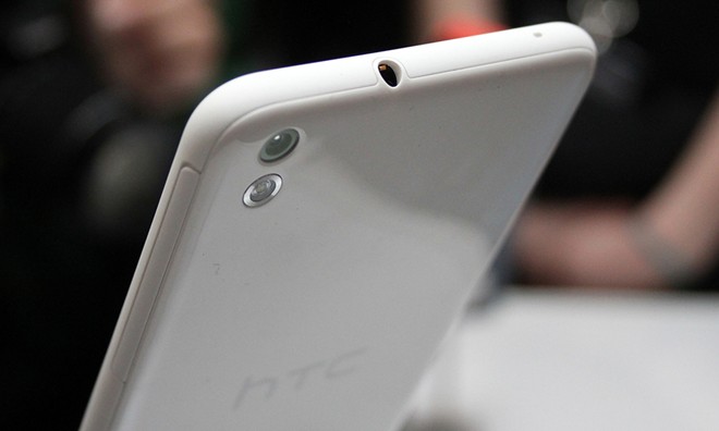 Bên cạnh thiết kế mỏng, trọng lượng của HTC Desire 816 cũng rất nhẹ chỉ nặng 153 gram.