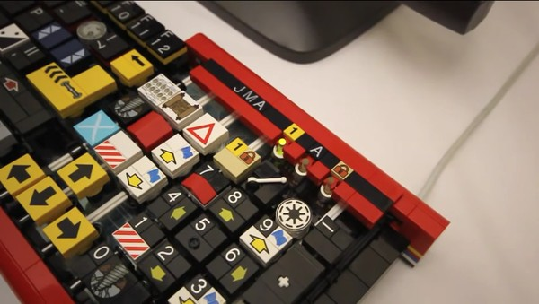 Bàn phím làm từ mảnh ghép Lego không thể ấn tượng hơn