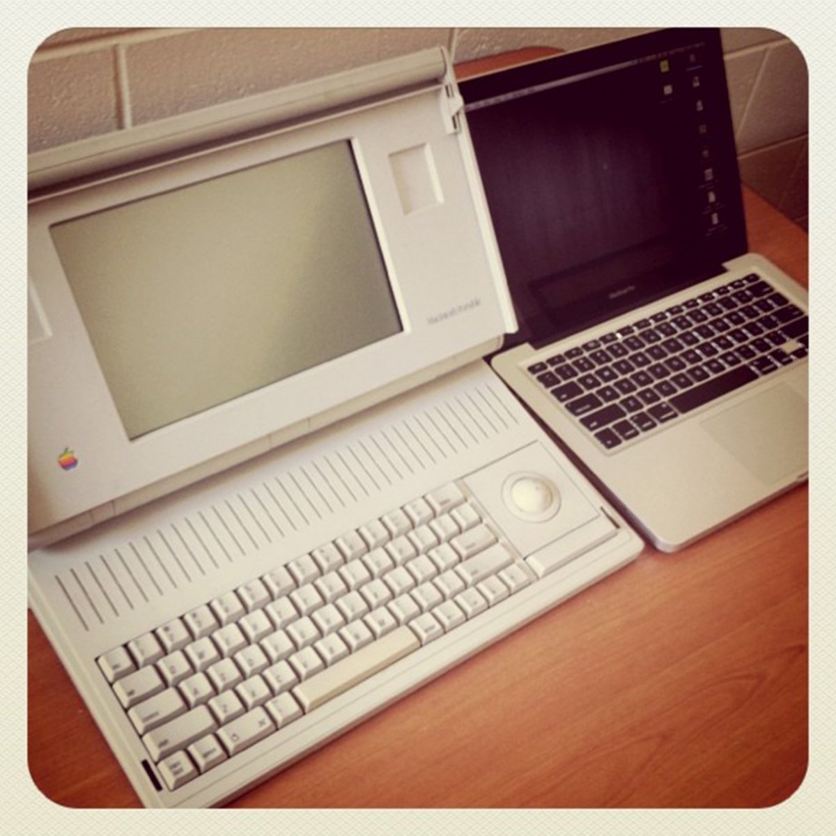 Macintosh Portable ra mắt năm 1991 là laptop đầu tiên của Apple. Kể từ sau này, mọi laptop thương hiệu “táo khuyết” đều mang thiết kế vỏ sò.