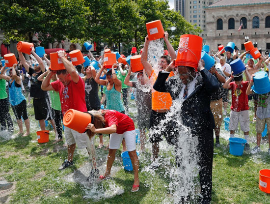 Ice Bucket Challenge được hưởng ứng tại nhiều nơi trên thế giới.