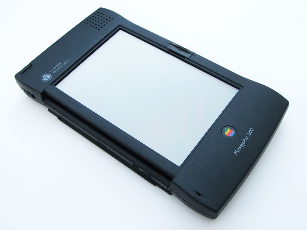 Bước đi đầu tiên của Apple vào thị trường di động là Newton Message Pad năm 1993 nhưng cũng thất bại.