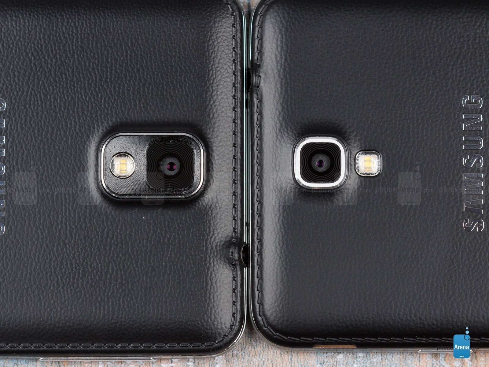Camera của Galaxy Note 3 Neo có cách bố trí khác một chút khi cảm biến và đèn flash LED không được đặt cùng một khung tròn. Ngoài ra, Galaxy Note 3 Neo chỉ được trang bị camera độ phân giải 8 megapixel.