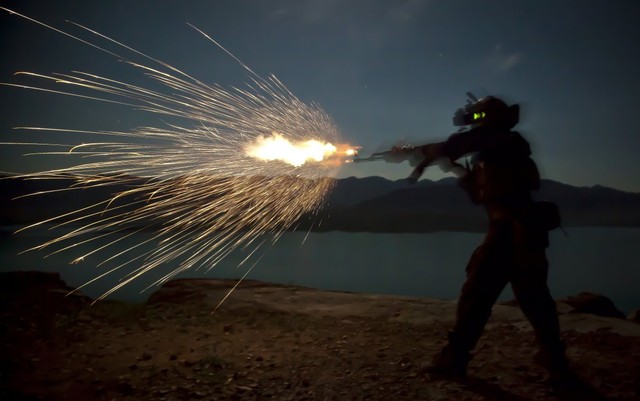Lính thủy đánh bộ Mỹ xả súng trường AK-47 trong một cuộc tập trận ban đêm ở tỉnh Helmand, Afghanistan.