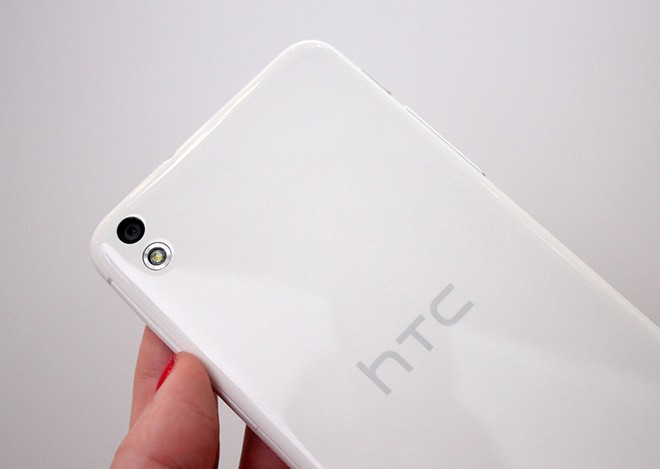 HTC Desire 816 được trang bị camera sau 13 megapixel trong khi cảm biến ảnh trước đạt độ phân giải 5 megapixel, cả hai đều tích hợp sẵn cả biến BSI và khả năng quay video Full HD.