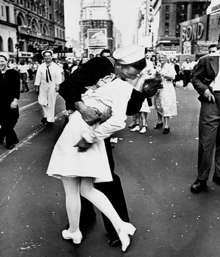 Bức ảnh Nụ hôn thủy thủ nổi tiếng được chụp bằng máy ảnh Leica năm 1945.