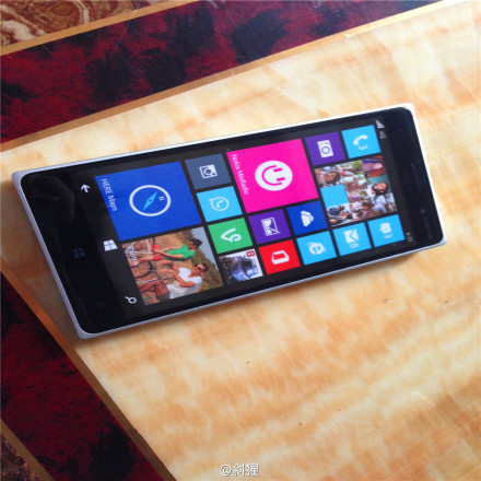 Thêm ảnh thực tế của Lumia 830 màu vàng với thiết kế khung kim loại