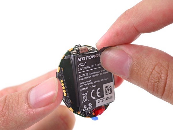 Bên trong Moto 360: dung lượng pin thấp hơn công bố 