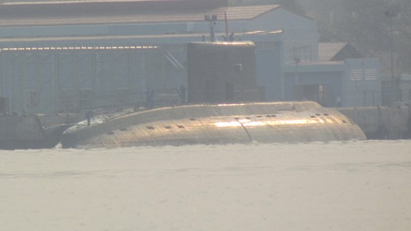 Trong quân cảng Cam Ranh, tàu ngầm HQ-182 Hà Nội đang đợi bạn